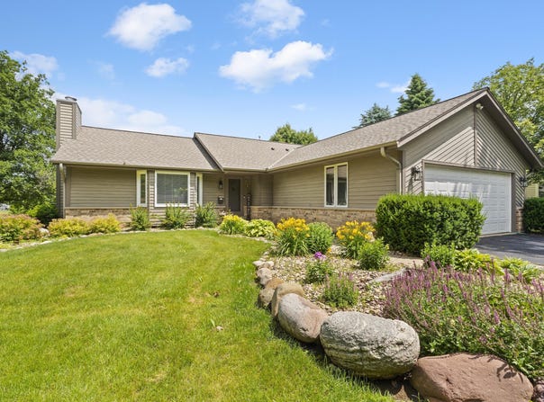 S52w23066 Hunters Holw, Waukesha, WI 53189