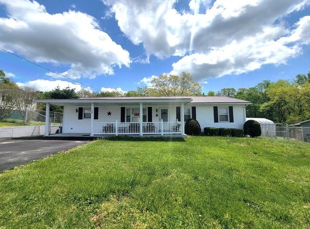 38 Walnut St, PETERSTOWN, WV 24963