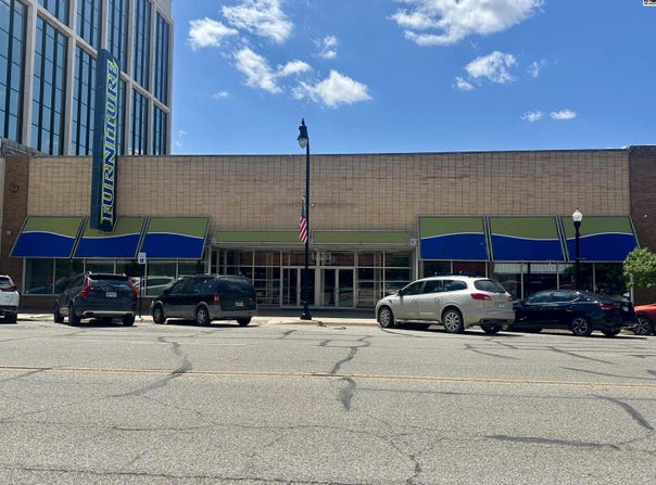 11 N Main, Hutchinson, KS 67501