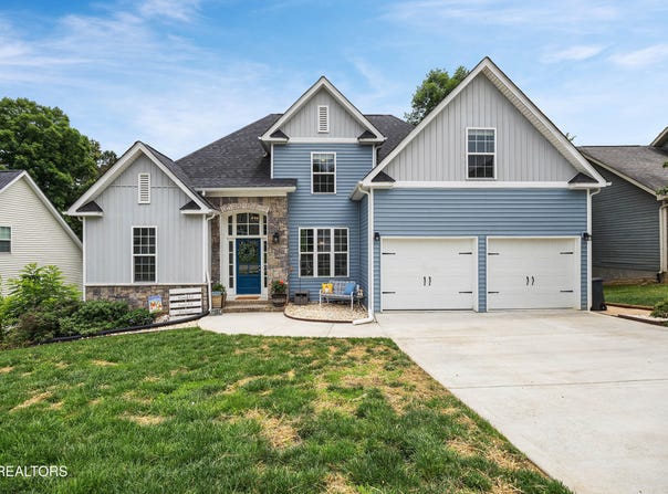 1084 Hillside Lane, Lenoir City, TN 37771