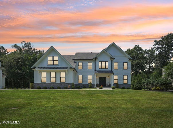 5 Randolph Drive, Robbinsville, NJ 08691