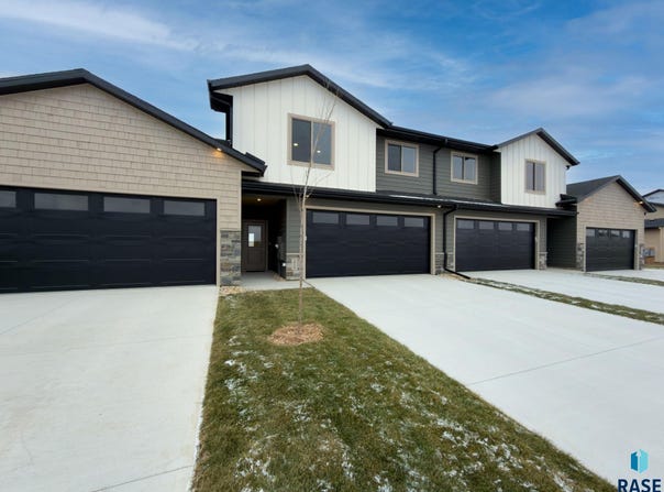 2820 E Hazelnut St, Brandon, SD 57005