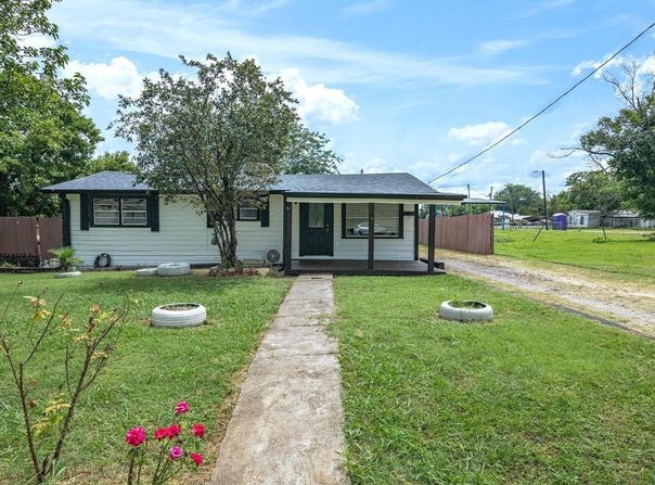 402 E Davis Avenue, Alvarado, TX 76009
