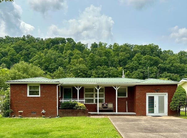 637 KY Rt. 1107, Van Lear, KY 41265
