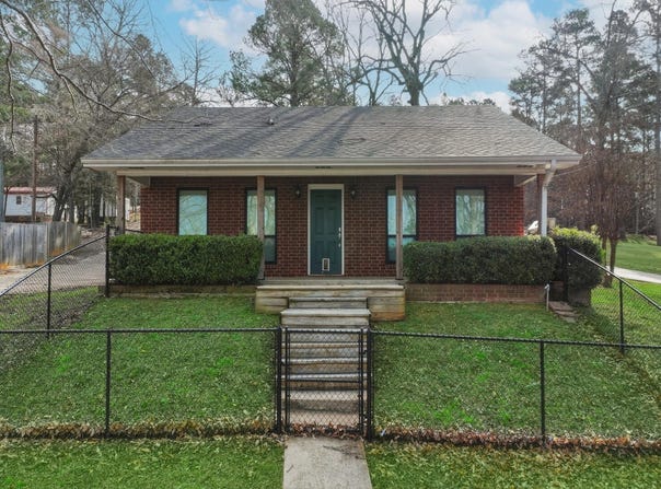 3075 E Lake Drive, Gladewater, TX 75647