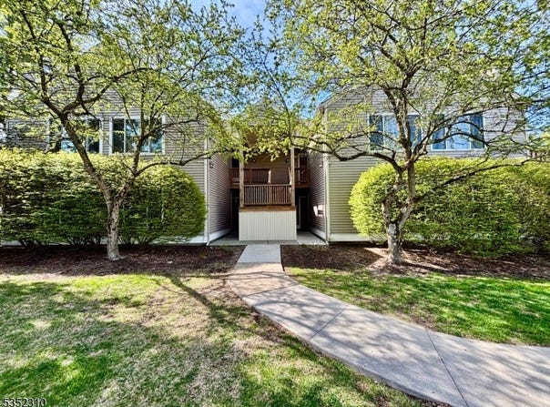 12 Falcon Ridge Way, Hamburg Boro, NJ 07419-1136