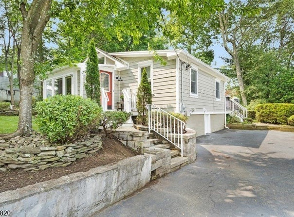 20 Innis Ave, Hopatcong Boro, NJ 07843-1307