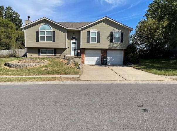 1432 NW Yankee Drive, Blue Springs, MO 64015