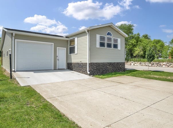 3200 Okoboji Avenue 103, Milford, IA 51351