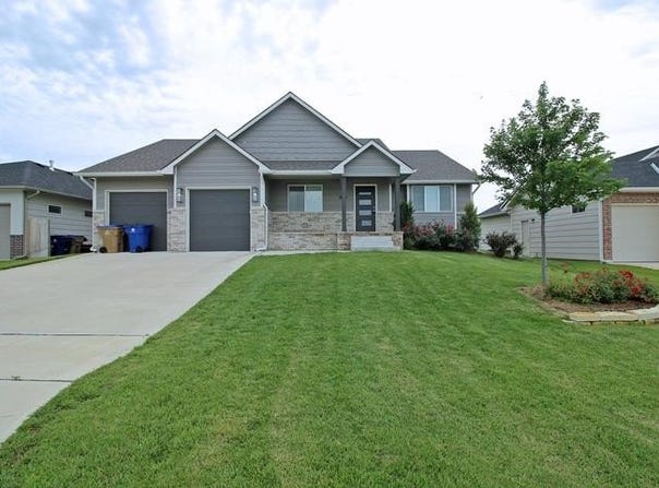 8641 E Cherrywood Ct, Bel Aire, KS 67226