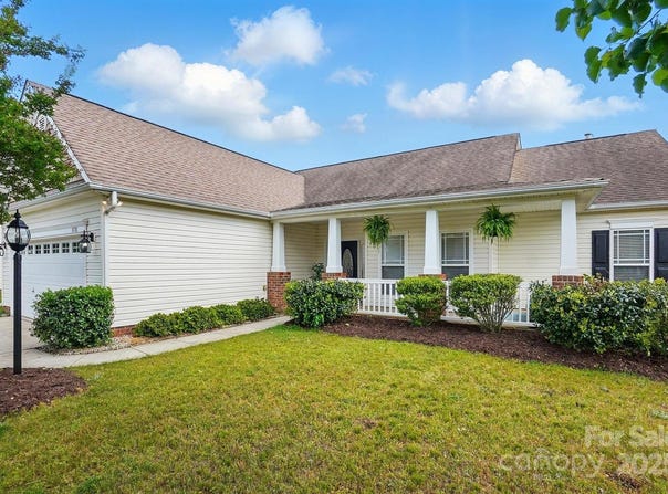 8726 Castle Cliff Drive, Matthews, NC 28105