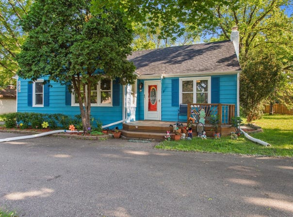 1015 County Road B2 W, Roseville, MN 55113