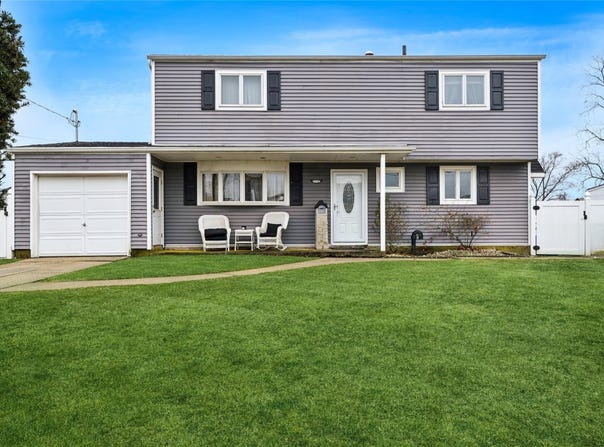 300 W 21st Street, Deer Park, NY 11729