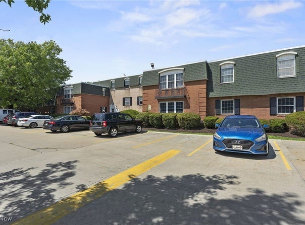 4777 Columbia Road unit: 201, North Olmsted, OH 44070