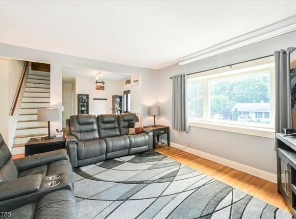 11 Mohawk Ave, Oakland Boro, NJ 07436