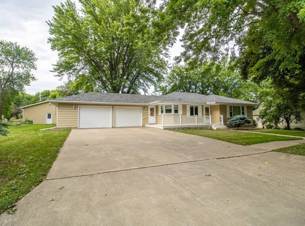 1212 4th St, Hull, IA 51239