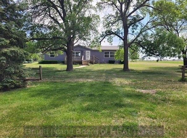 608 1st St, Glenvil, NE 68941