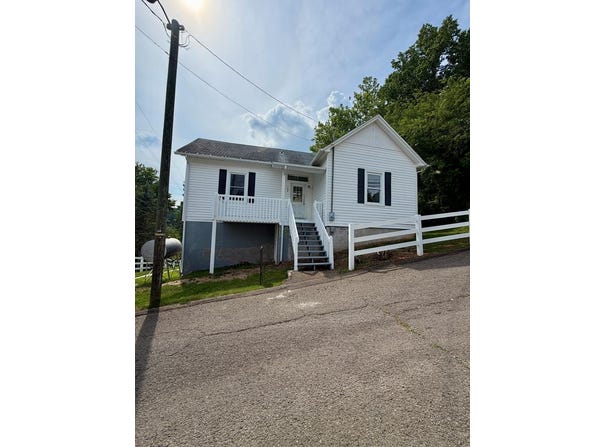 102 Boss Row, Fries, VA 24330
