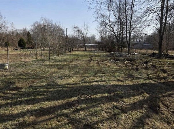 1790 Meadows rd, Morganfield, KY 42437