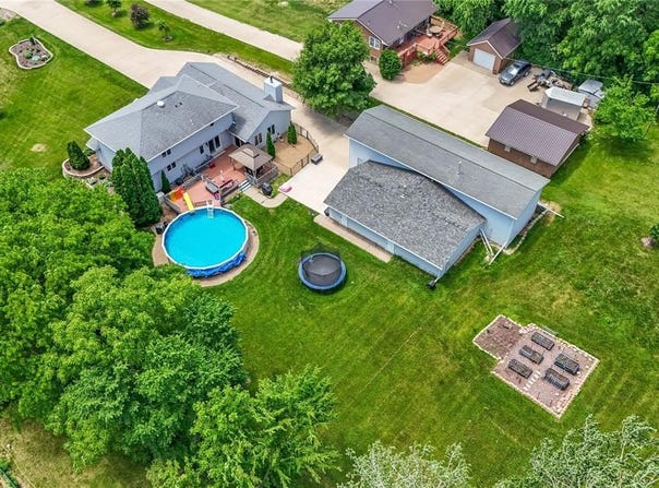 150 W Cemetery Rd, Fairfax, IA 52228