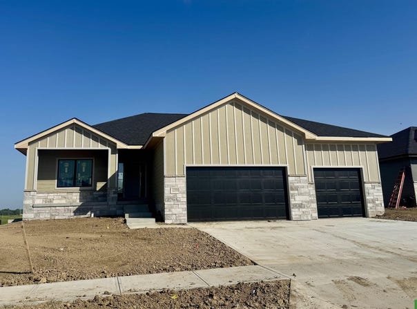 12384 Windsor Drive, Papillion, NE 68046