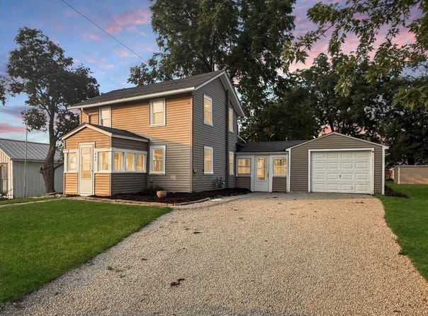 425 West Grove, Lena, IL 61048
