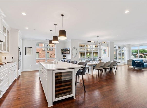 875 Lake Street N, Wayzata, MN 55391