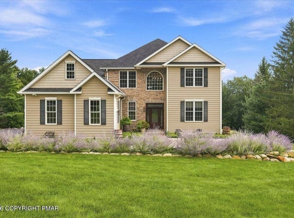 724 Silver Fox Lane, Stroudsburg, PA 18360