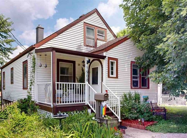 1908 F St, IA 52240