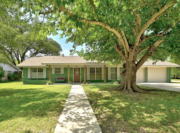 905 Vogel DR, Lockhart, TX 78644