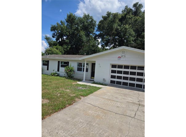 218 E 11TH STREET, APOPKA, FL 32703