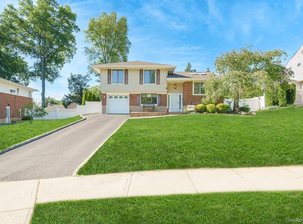 9 Wayne Place, Commack, NY 11725
