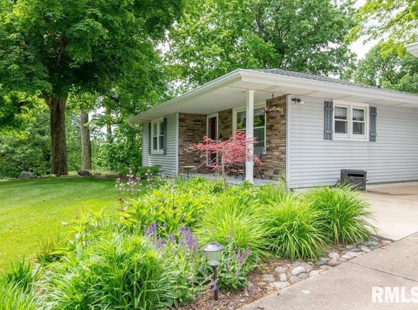 1701 WOODLAND KNOLLS Road, Metamora, IL 61548