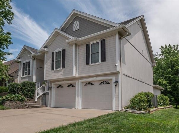207 Woodhaven Drive, Smithville, MO 64089