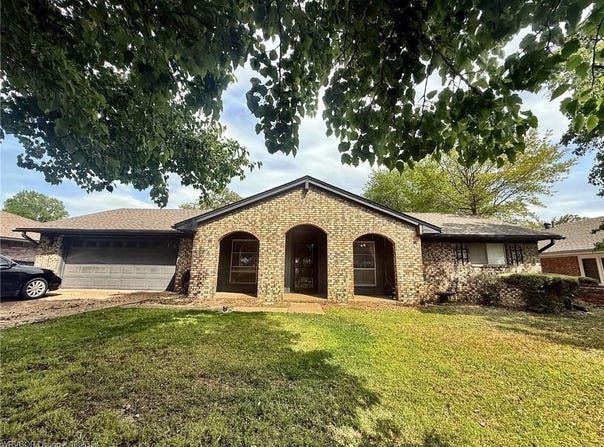 300 Fryar  DR, Sallisaw, OK 74955