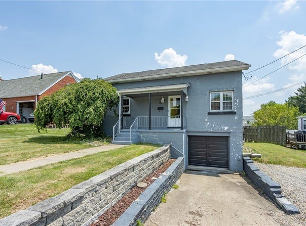 205 Arizona Dr, Lower Burrell, PA 15068