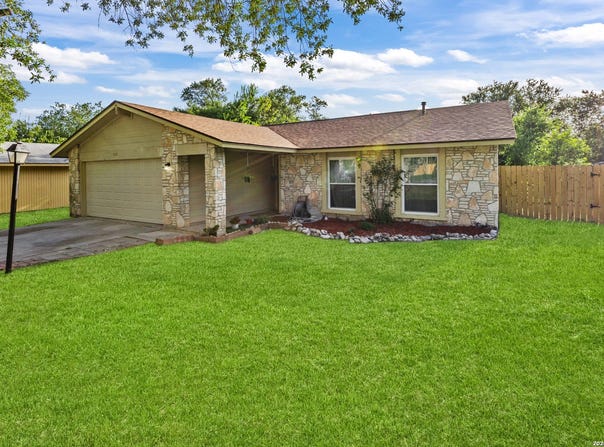 923 Saddlebrook Dr, San Antonio, TX 78245