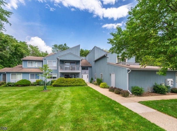 95 Drake Ln, Roxbury Twp., NJ 07852-9668