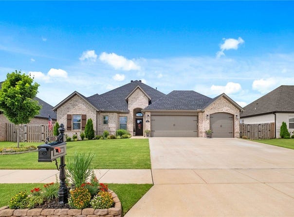 886 Bellagiola Drive, Tontitown, AR 72762
