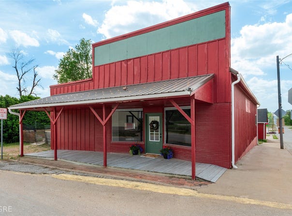 102 S Central Avenue, Lacona, IA 50139