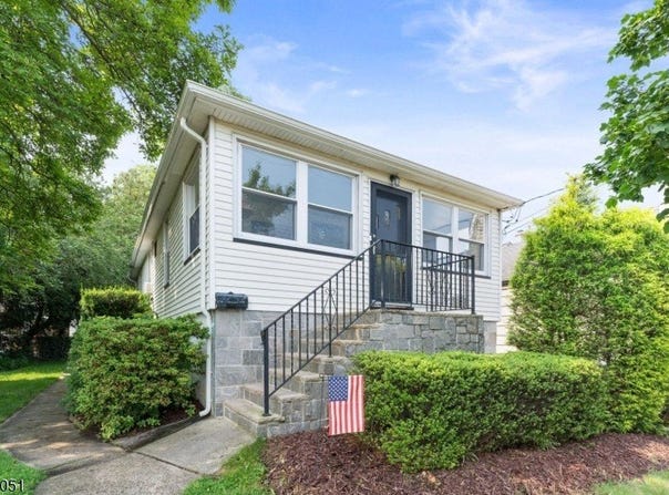 268 Warburton Ave, Hawthorne Boro, NJ 07506-1835