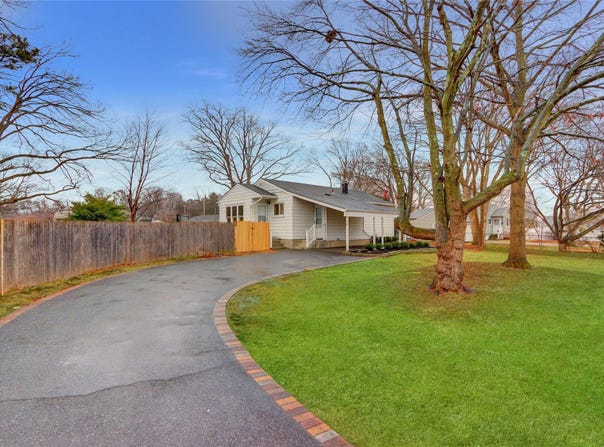 21 Chimney Lane, Bay Shore, NY 11706