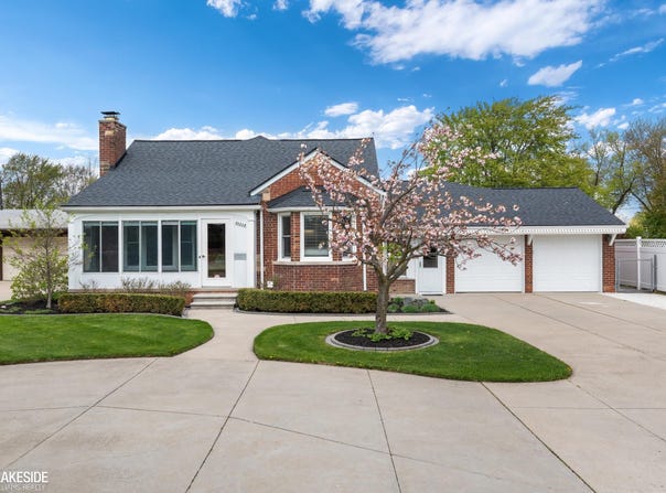 21215 E 11 Mile Road, Saint Clair Shores, MI 48081