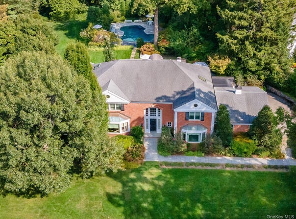 90 Elderfields Road, Manhasset, NY 11030