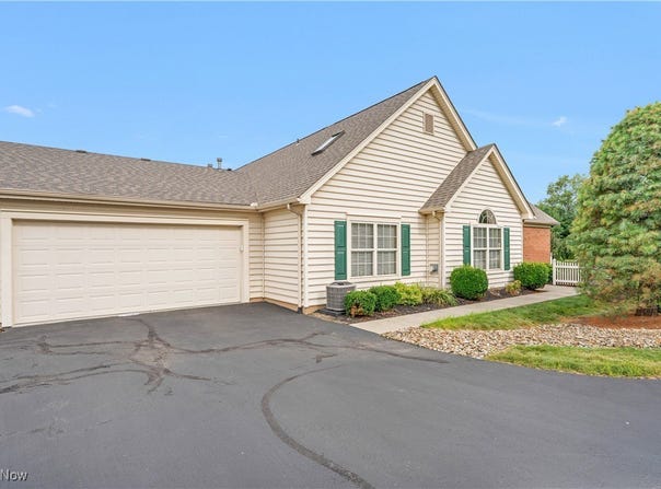 37 Village Court, Columbiana, OH 44408