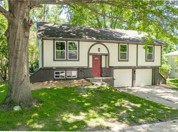 804 NW North Summit Circle, Blue Springs, MO 64015