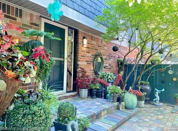 980 Stratford Lane E, Bloomfield Hills, MI 48304