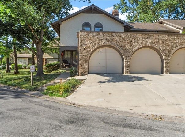 7501 W 102nd Street, Overland Park, KS 66212