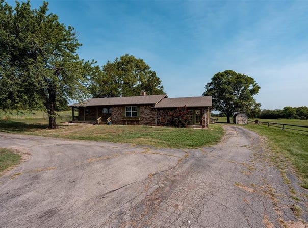 2104 E Columbia Street, Okemah, OK 74859