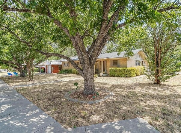 1215 Poindexter Avenue, Cleburne, TX 76033